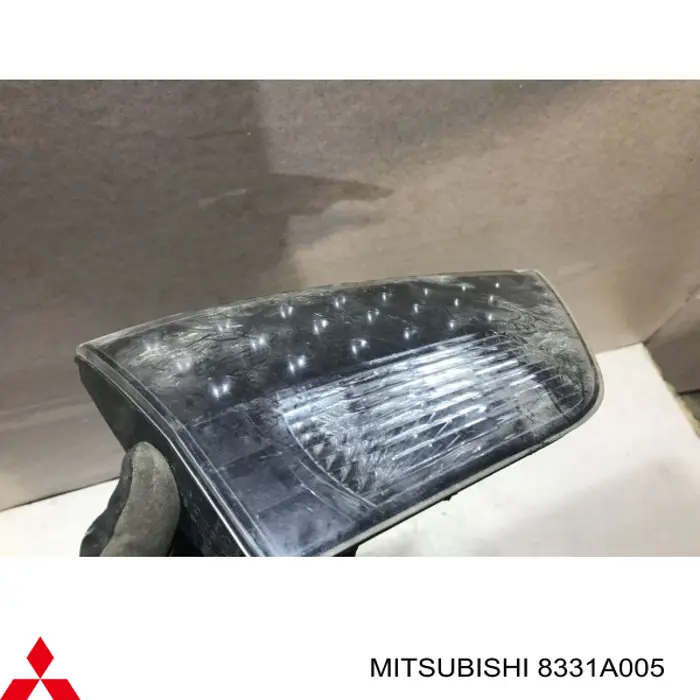 Lampa zespolona tylna lewa wewnętrzna Mitsubishi 8331A005 cena, od 86,08 USD