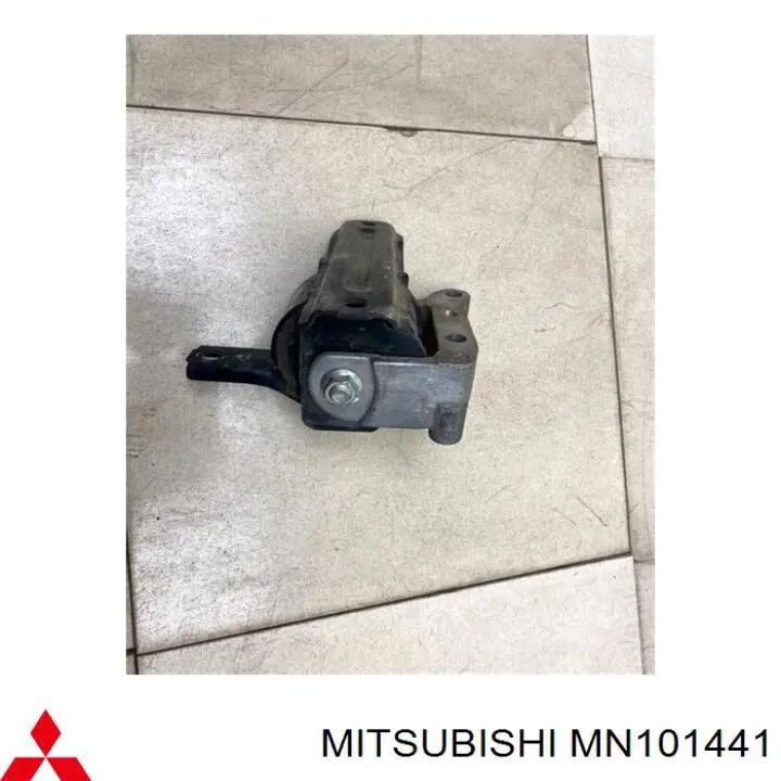 Do koszyka MN101441 Mitsubishi Poduszka (podpora) silnika prawa
