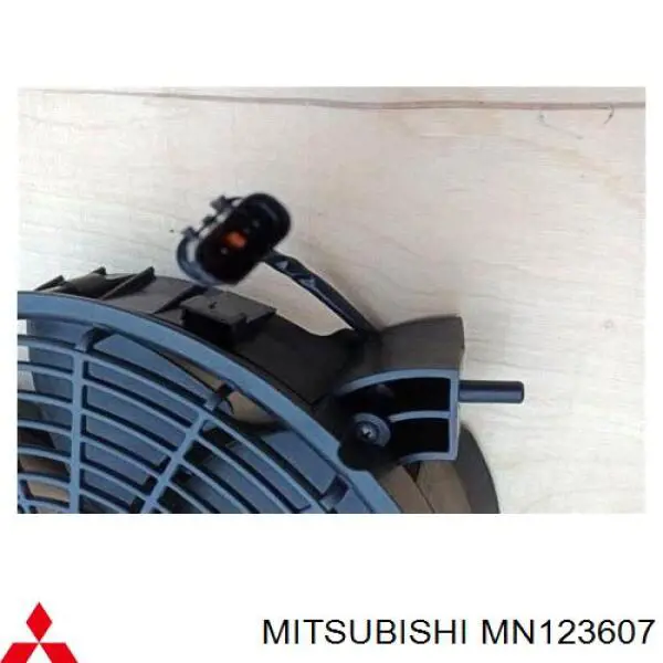 Do koszyka Q3730076 Q-fix Dyfuzor chłodnicy klimatyzacji, w komplecie z wirnikiem i silnikiem