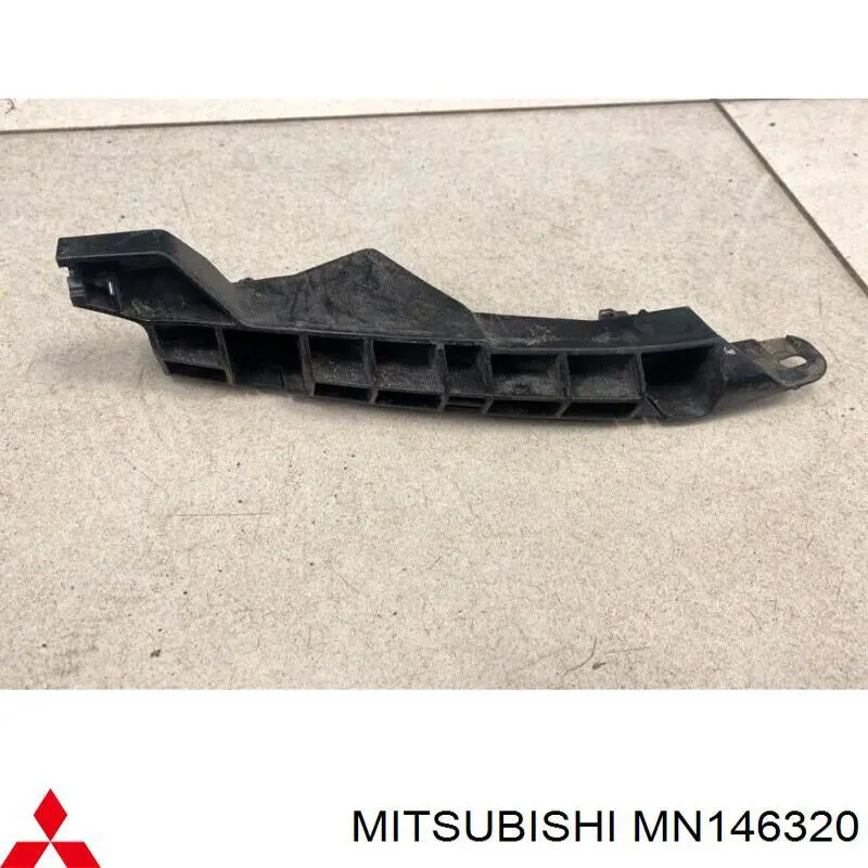 MN146320 Mitsubishi Wspornik zderzaka przedniego prawy zewnętrzny
