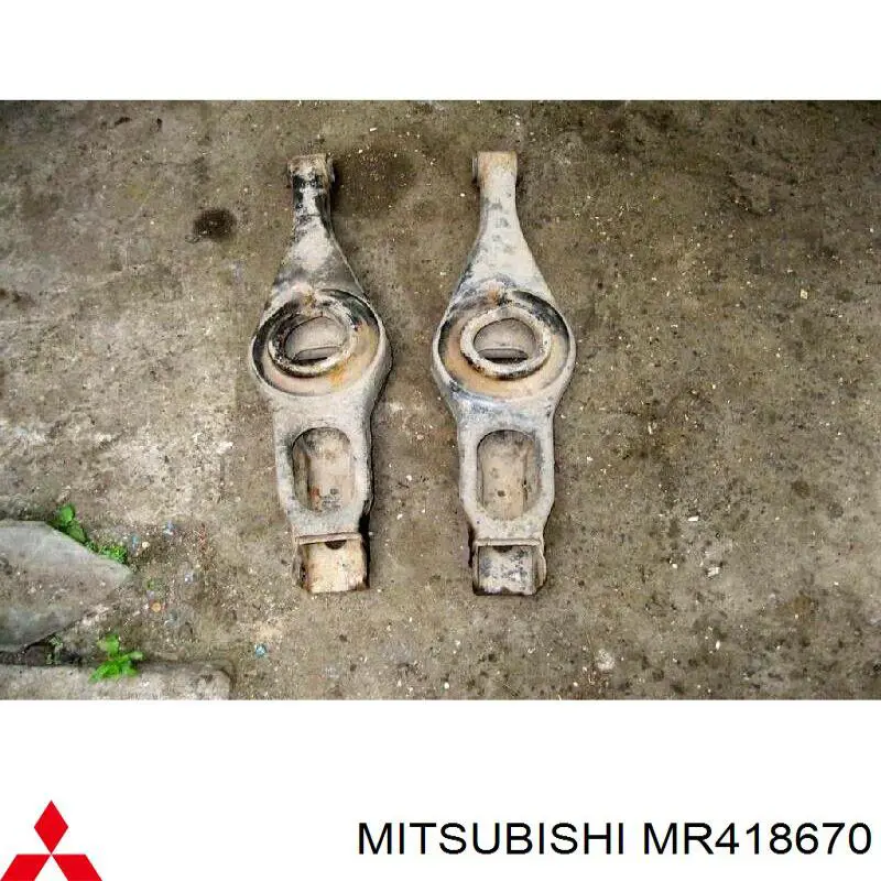 MR418670 Mitsubishi Wahacz zawieszenia tylnego dolny lewy/prawy