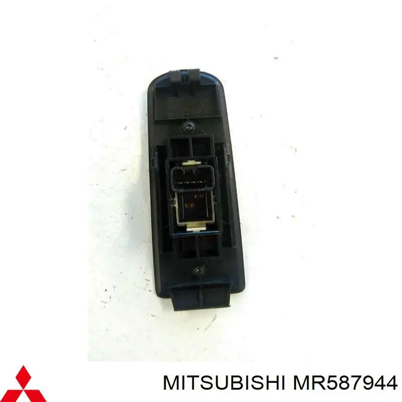 Panel przyciskowy sterowania podnośnikiem szyby przedni prawy Mitsubishi MR587944 cena, od 20,57 USD