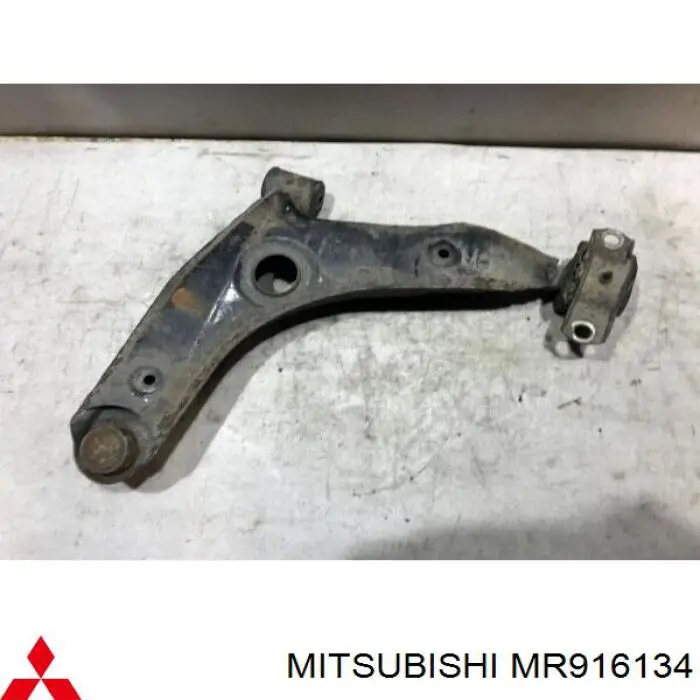 Do koszyka MR916134 Mitsubishi Wahacz zawieszenia przedniego dolny prawy