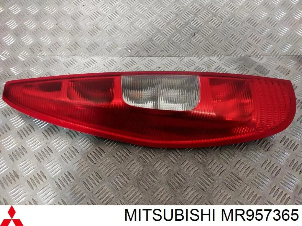 Do koszyka MR957365 Mitsubishi Lampa zespolona tylna lewa zewnętrzna