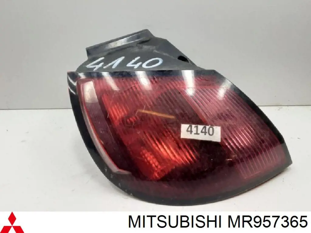MR957365 Mitsubishi Lampa zespolona tylna lewa zewnętrzna