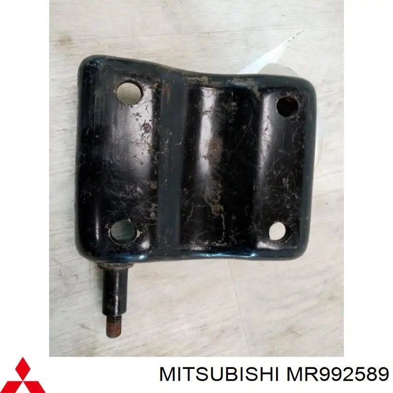 MR992589 Mitsubishi Uchwyt resoru tylnego mostu