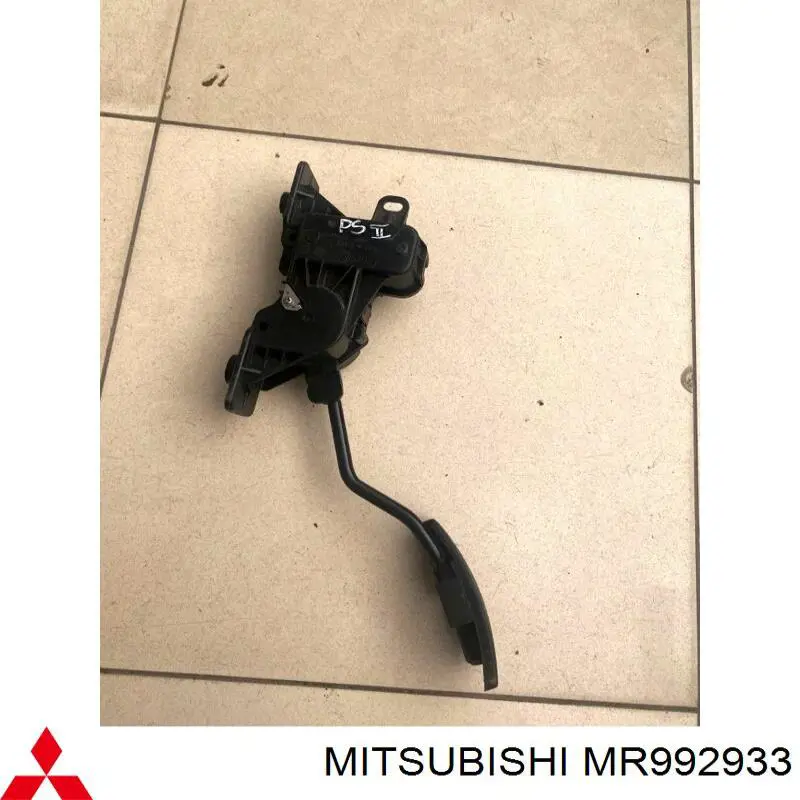 MR992933 Mitsubishi Pedał przyspieszenia (gazu)