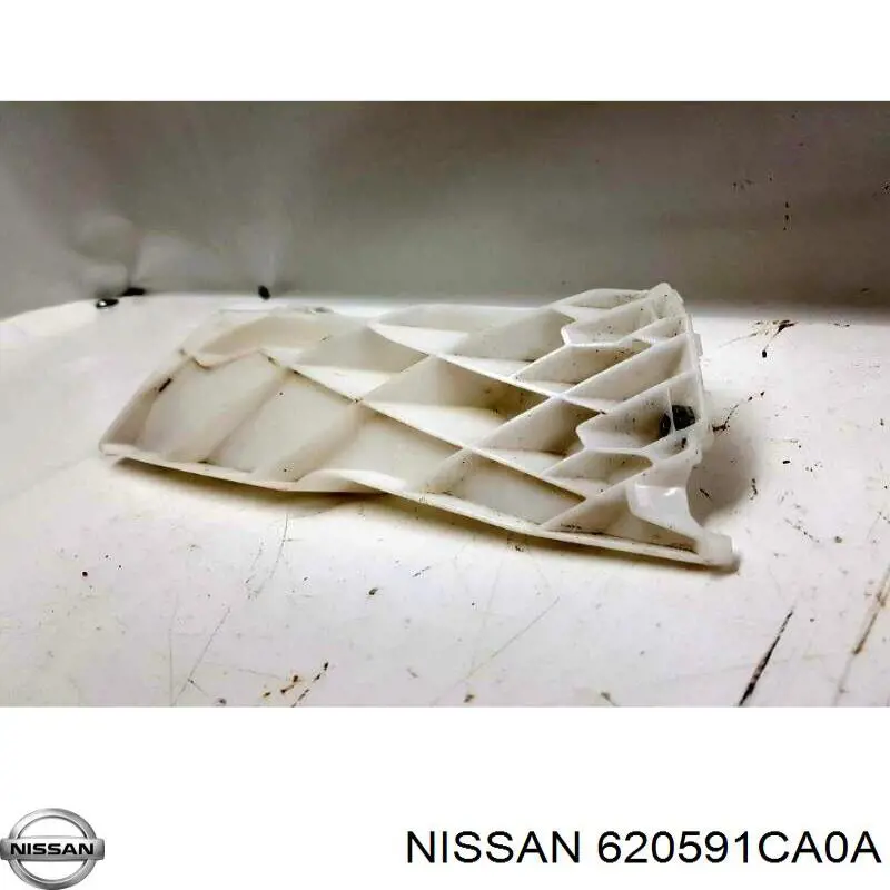 620591CA0A Nissan/Infiniti Wspornik zderzaka przedniego lewy