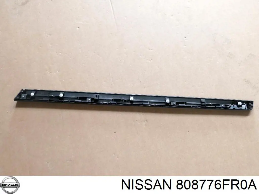 Listwa ochronna drzwi przednich lewych dolna 808776FR0A Nissan/Infiniti