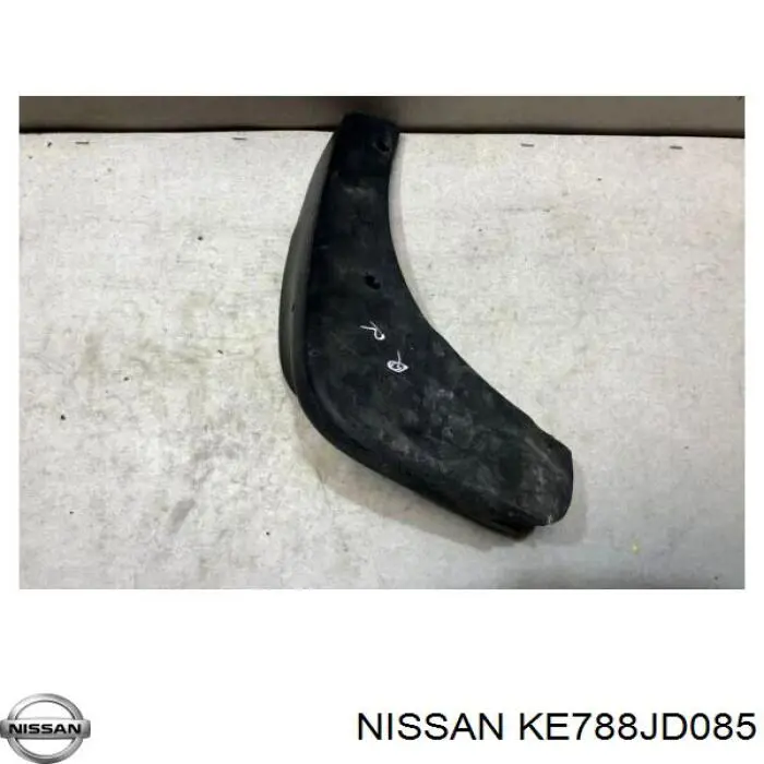 KE788JD085 Nissan/Infiniti Chlapacze przednie, zestaw