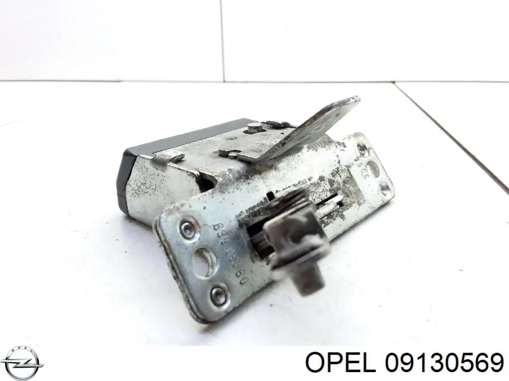 Zamek klapy bagażnika (3/5 drzwi tylnych) Opel 09130569 cena, od 30,65 USD