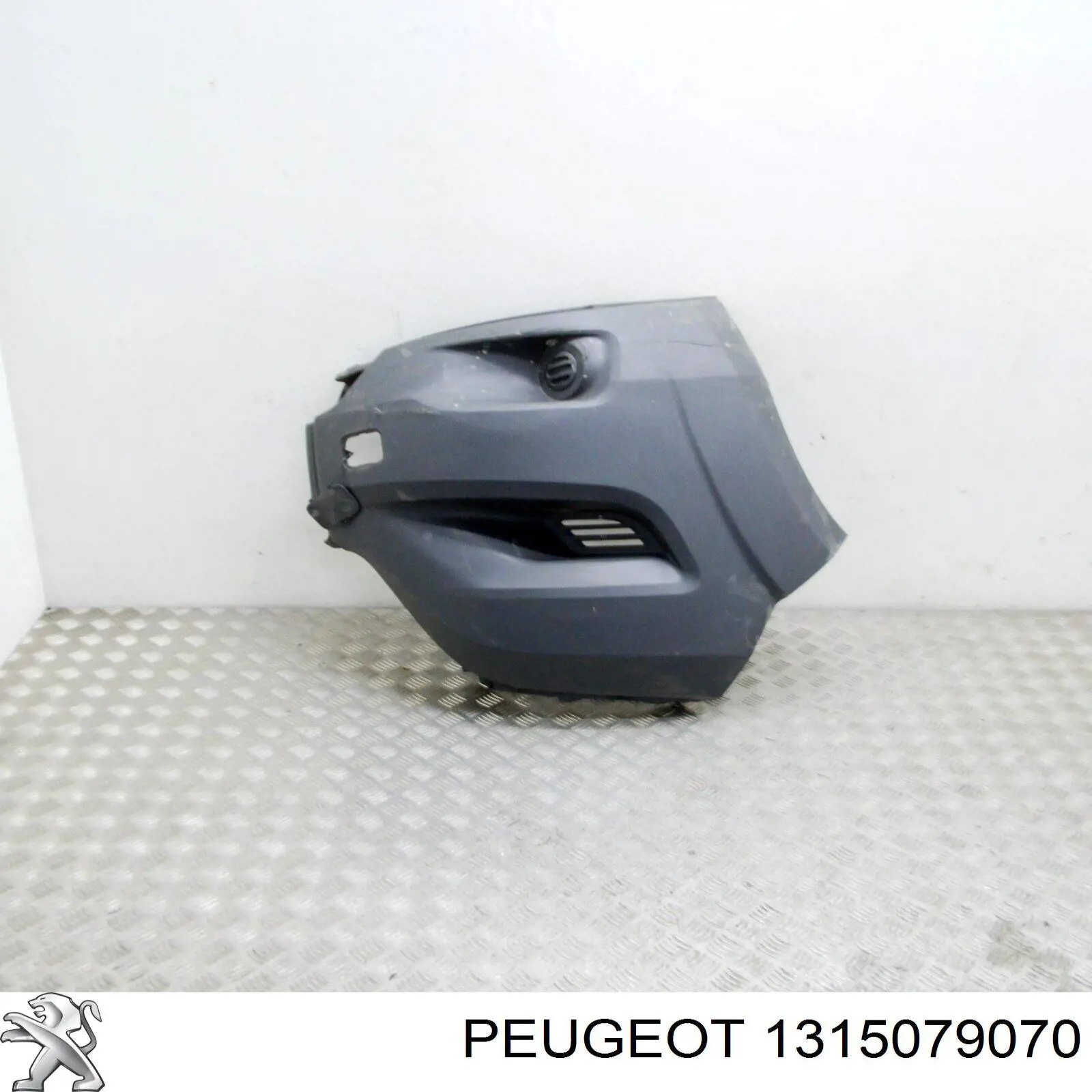 Zderzak przedni, prawa część 1315079070 Peugeot/Citroen