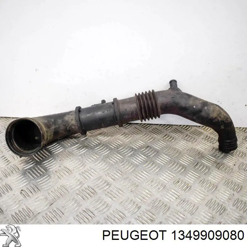 Króciec powietrza, wylot filtra powietrznego Fiat/Alfa/Lancia 1369007080