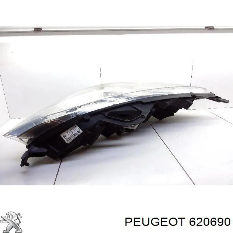 Reflektor prawy Peugeot 407 SW (6E)