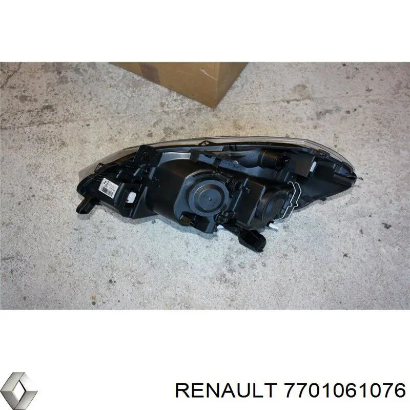 Reflektor prawy Renault (RVI) 7701061076 cena, od 279,22 USD