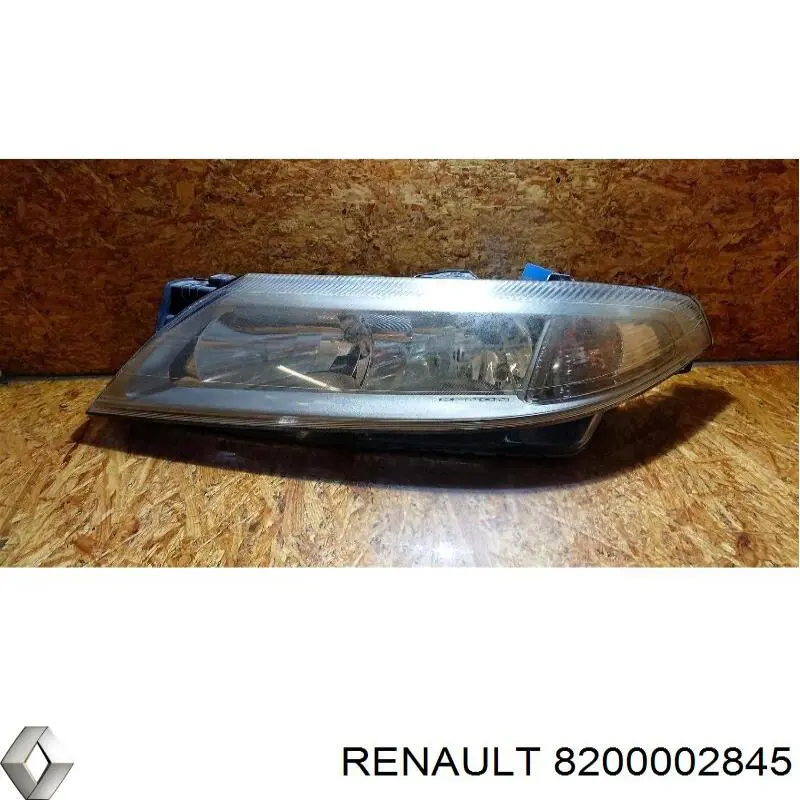 Reflektor lewy 8200002845 Renault (RVI)