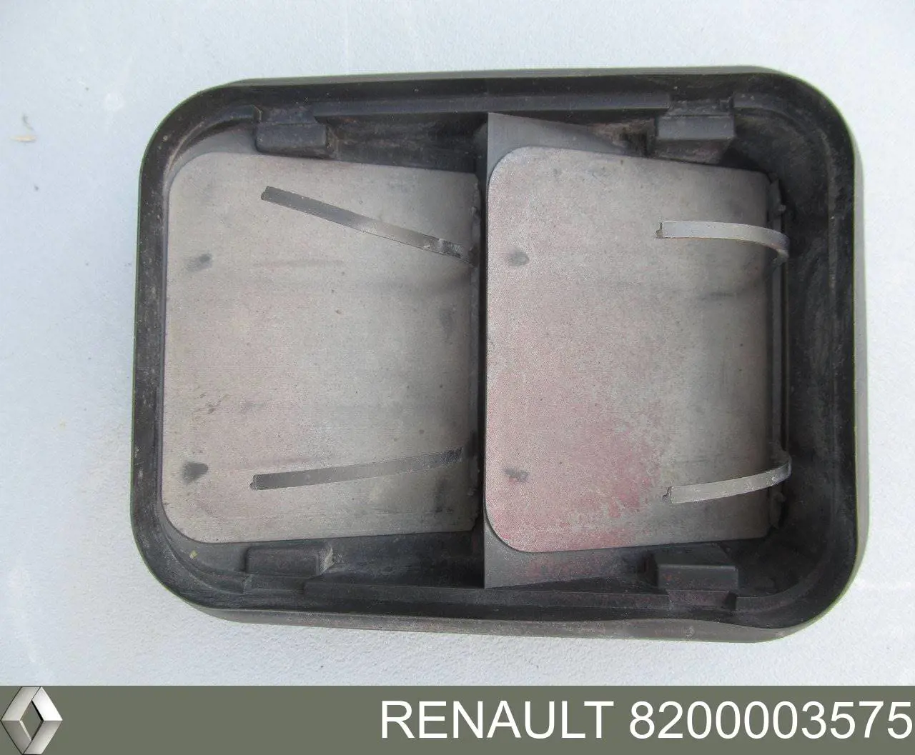 8200003575 Renault (RVI) Zaślepka (kratka) lamp przeciwmgielnych zderzaka przedniego prawa