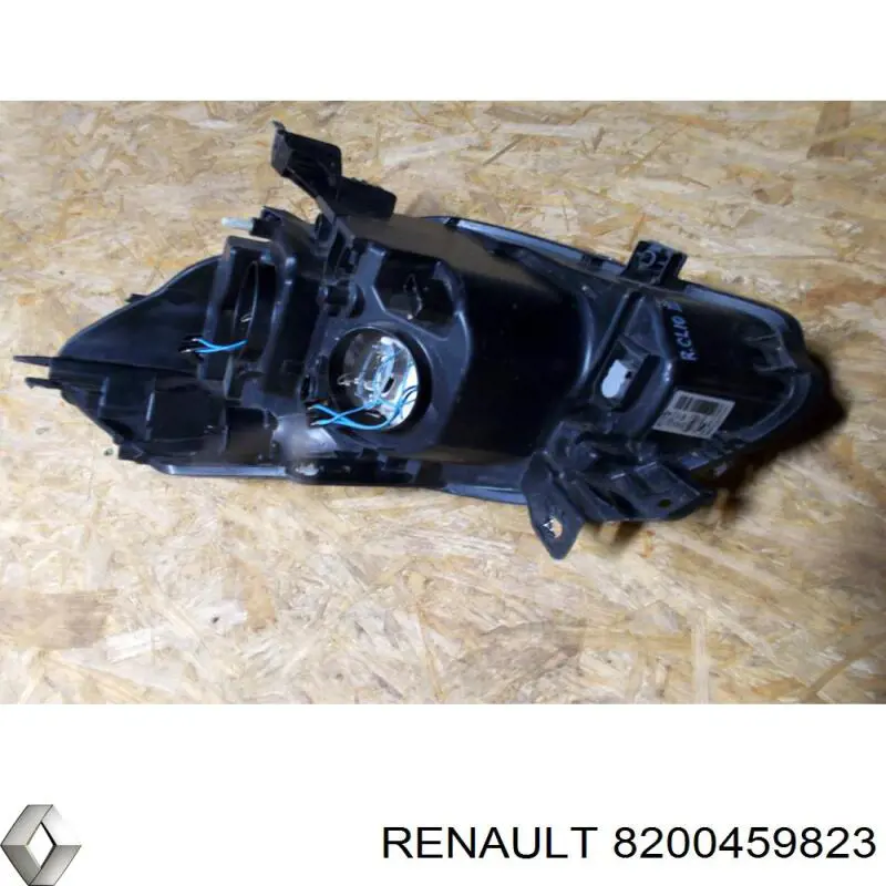 Reflektor prawy 8200459823 Renault (RVI)
