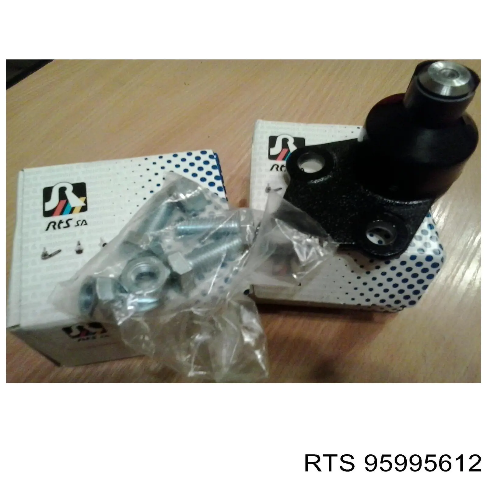 Do koszyka 95995612 RTS Wahacz zawieszenia przedniego dolny lewy