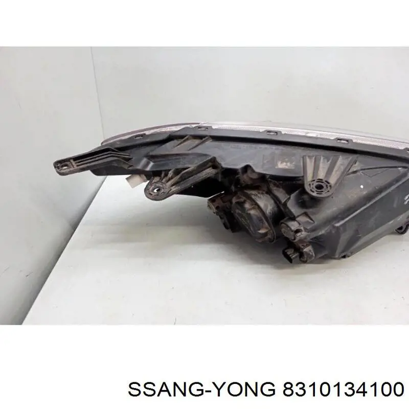 Reflektor lewy Ssang Yong 8310134100 cena, od 309,95 USD