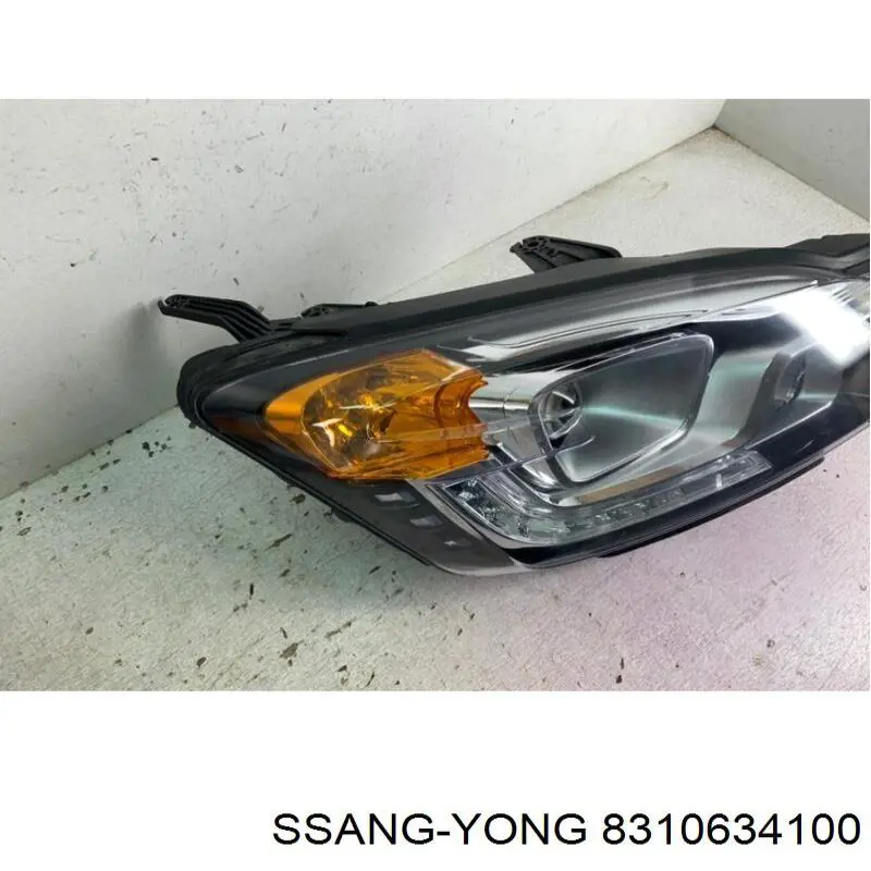 Reflektor prawy Ssang Yong 8310634100 cena, od 555,77 USD