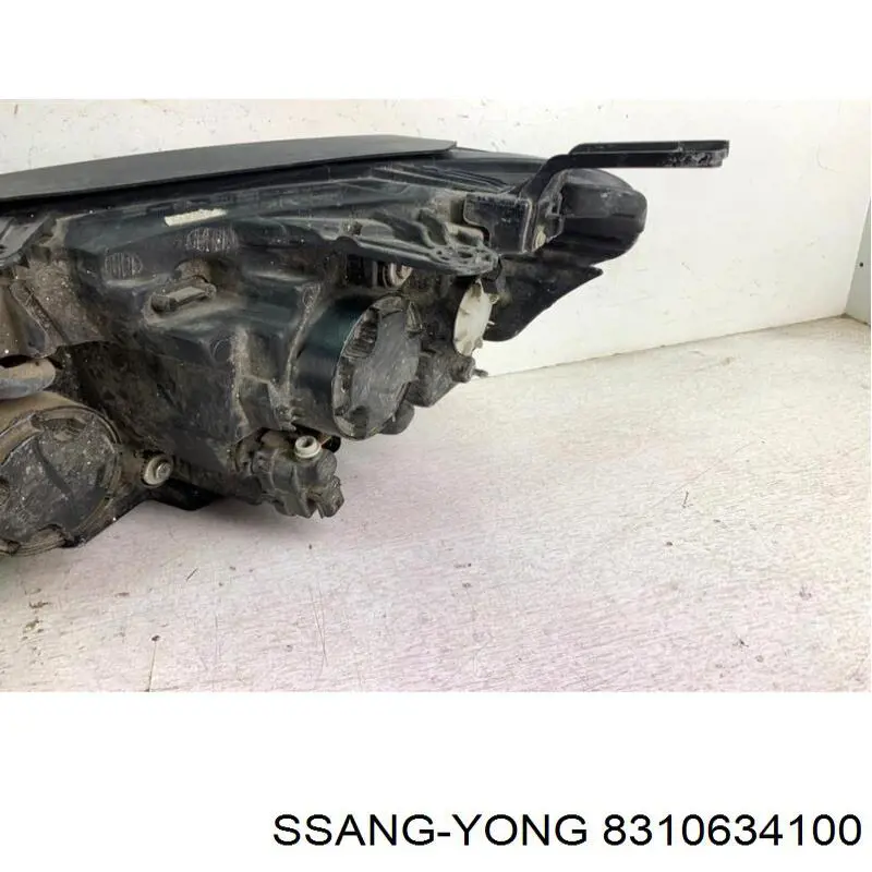 Do koszyka 8310634100 Ssang Yong Reflektor prawy