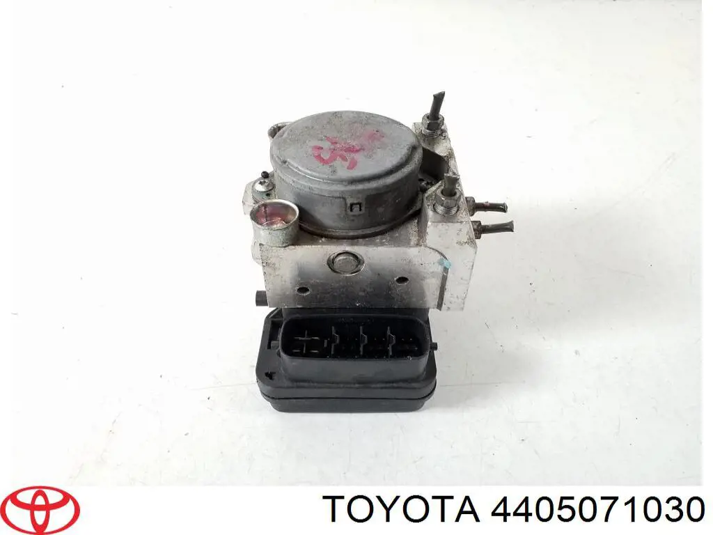 Sterownik ABS  hydrauliczny do Toyota Hilux  KUN25