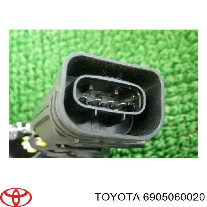 Zamek drzwi tylnych prawych do Toyota Land Cruiser 90 J9