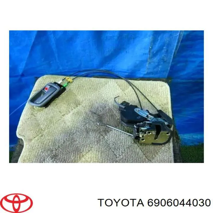  Zamek drzwi tylnych lewych Toyota Picnic 