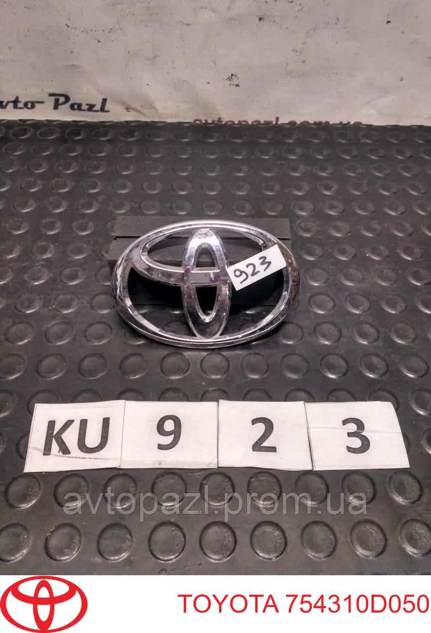 Emblemat na klapę bagaznika (znaczek firmowy) Toyota 754310D050 cena, od 67,38 USD