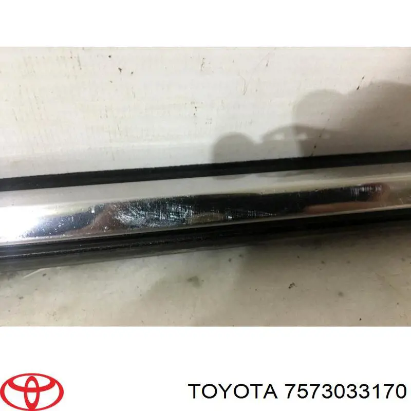 7573033170 Toyota Uszczelniacz szyby drzwi tylnych prawych zewnętrzny (listwa)