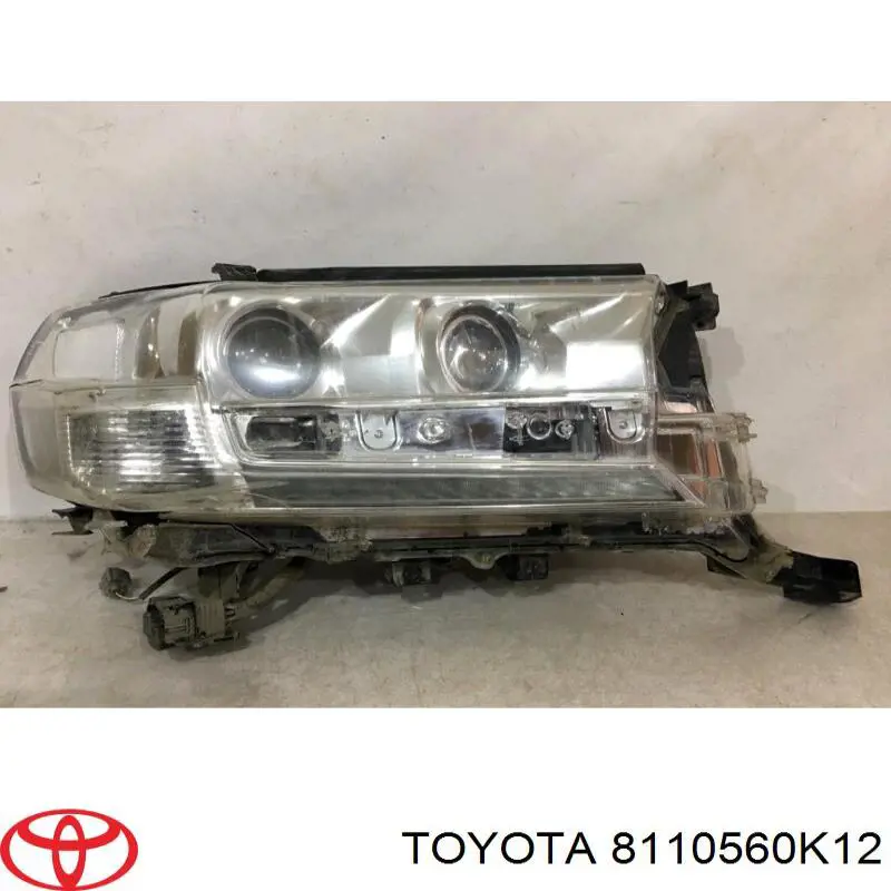 8110560K12 Toyota Reflektor prawy