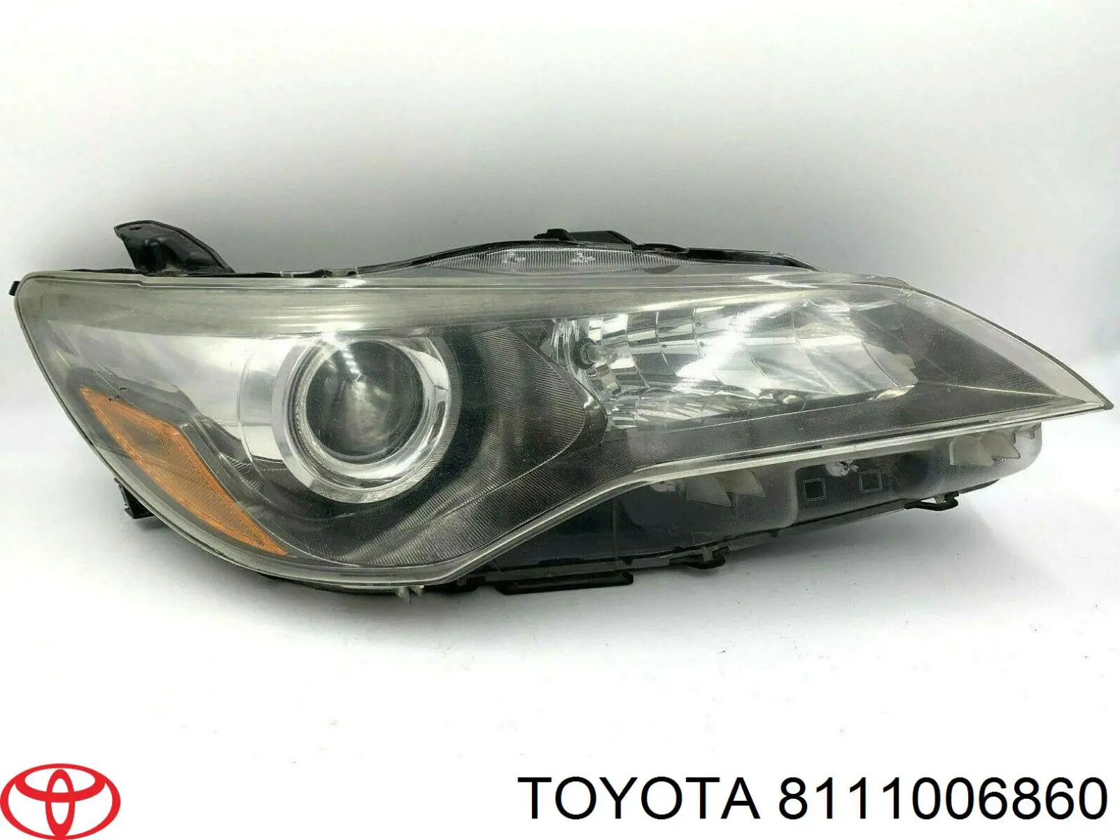 8111006860 Toyota Reflektor prawy