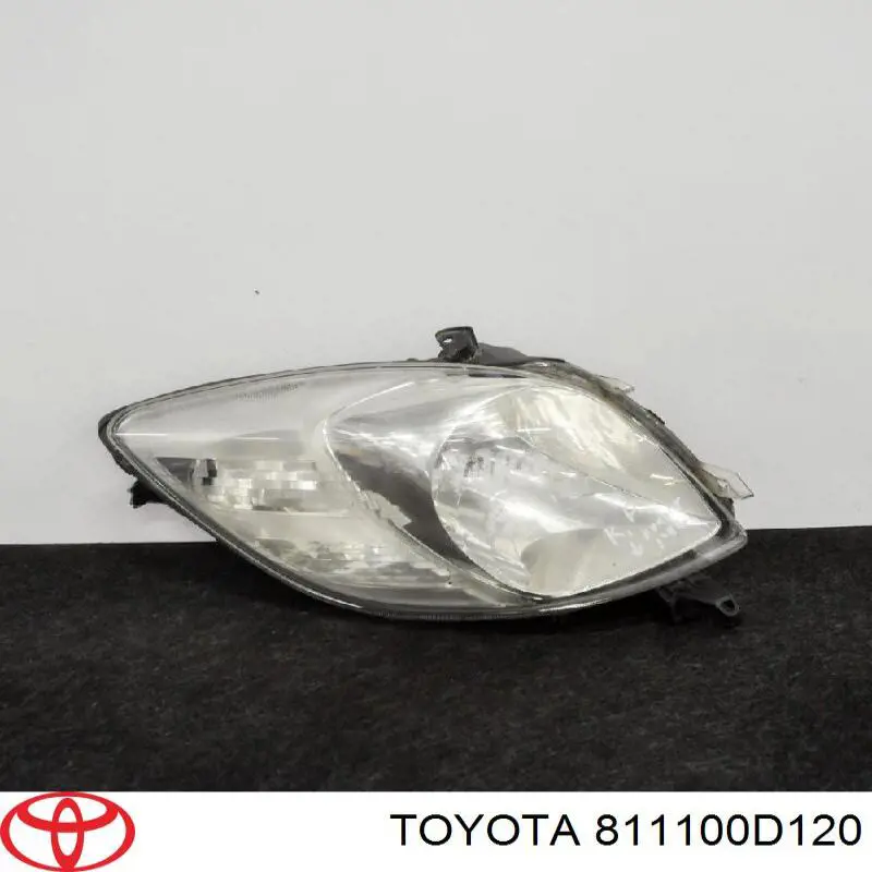 811100D120 Toyota Reflektor prawy