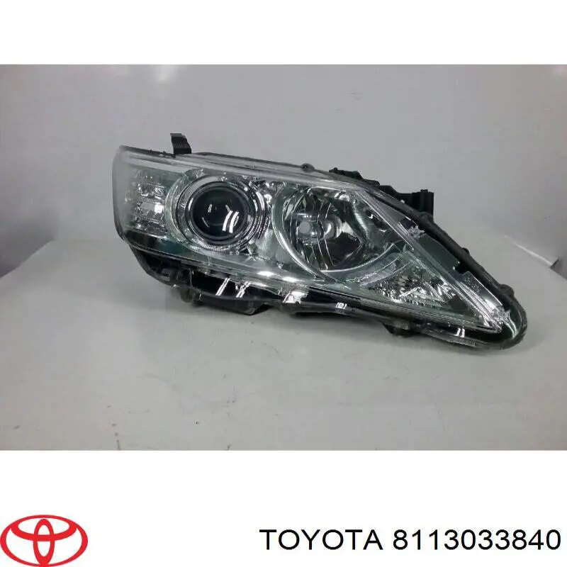 8113033840 Toyota Reflektor prawy