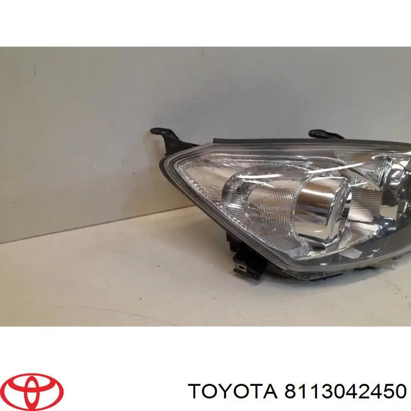 Reflektor prawy 8113042450 Toyota