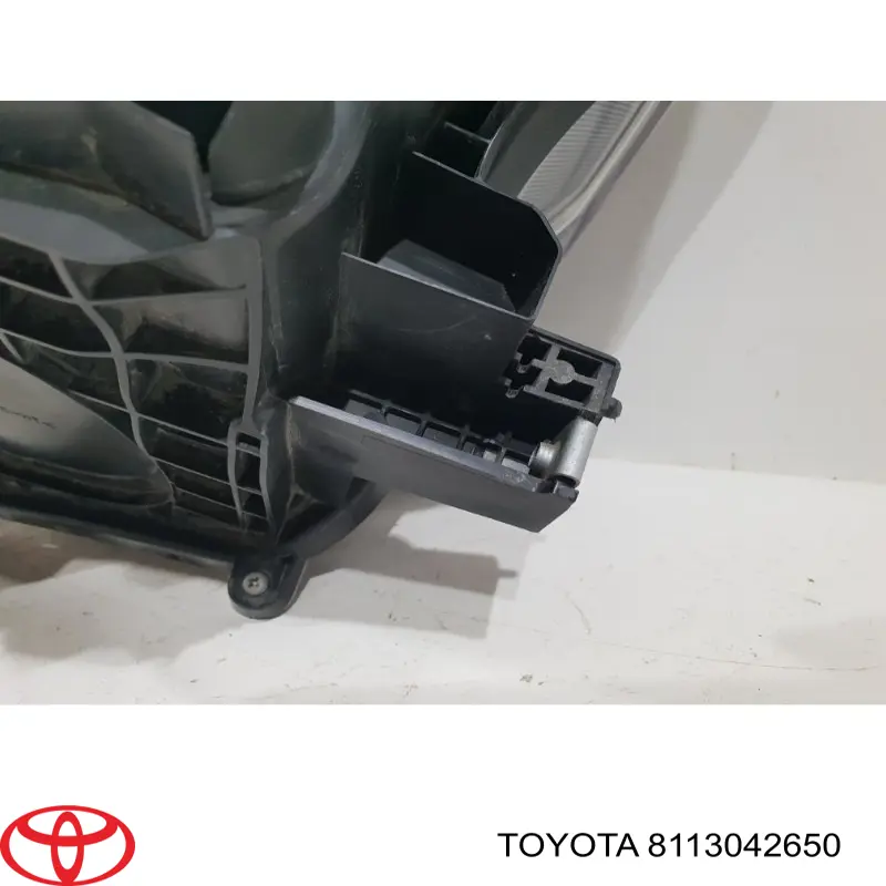 Do koszyka 8113042650 Toyota Reflektor prawy