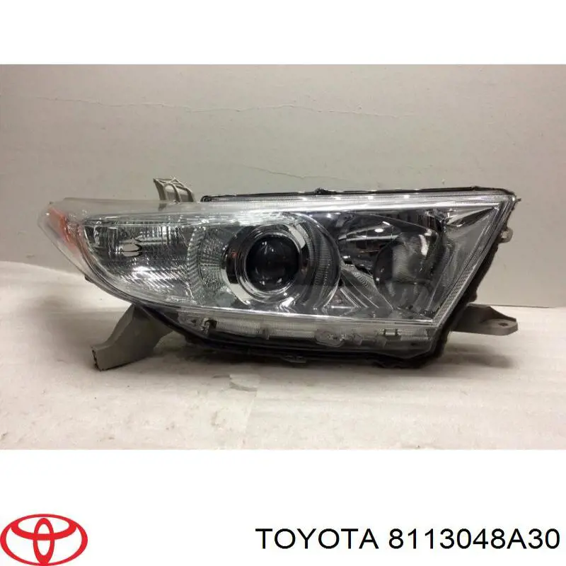 8113048A30 Toyota Reflektor prawy