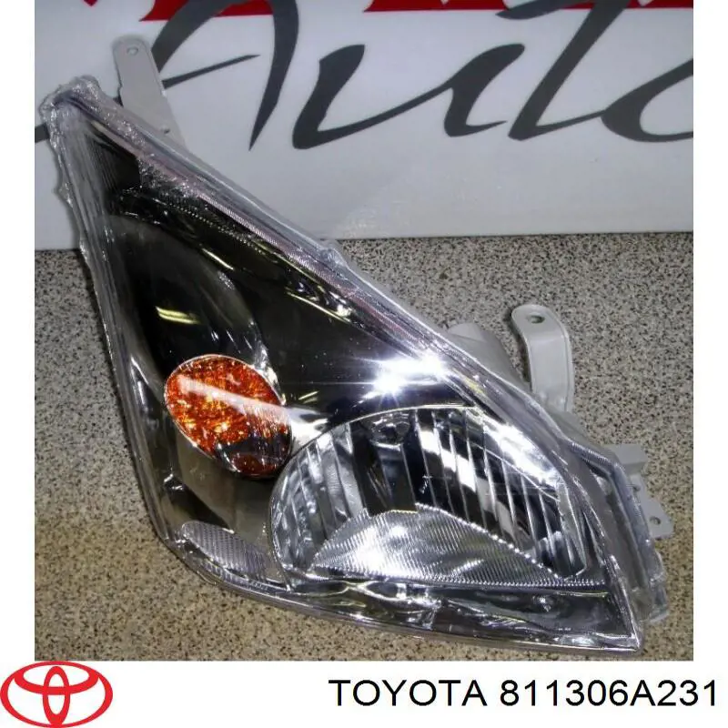 811306A231 Toyota Reflektor prawy
