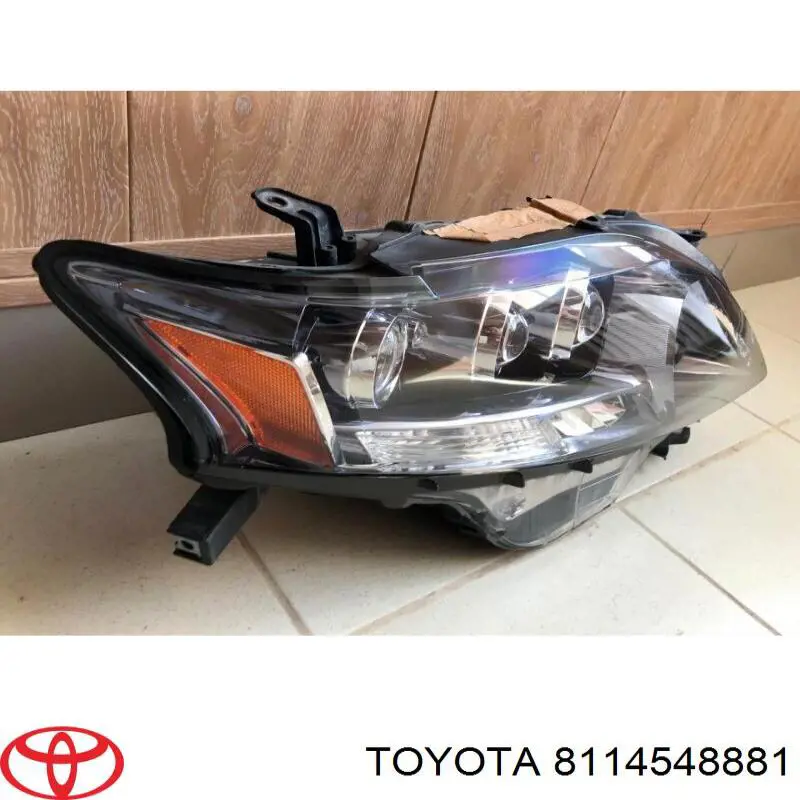 Reflektor prawy Toyota 8114548881 cena, od 3089,31 USD