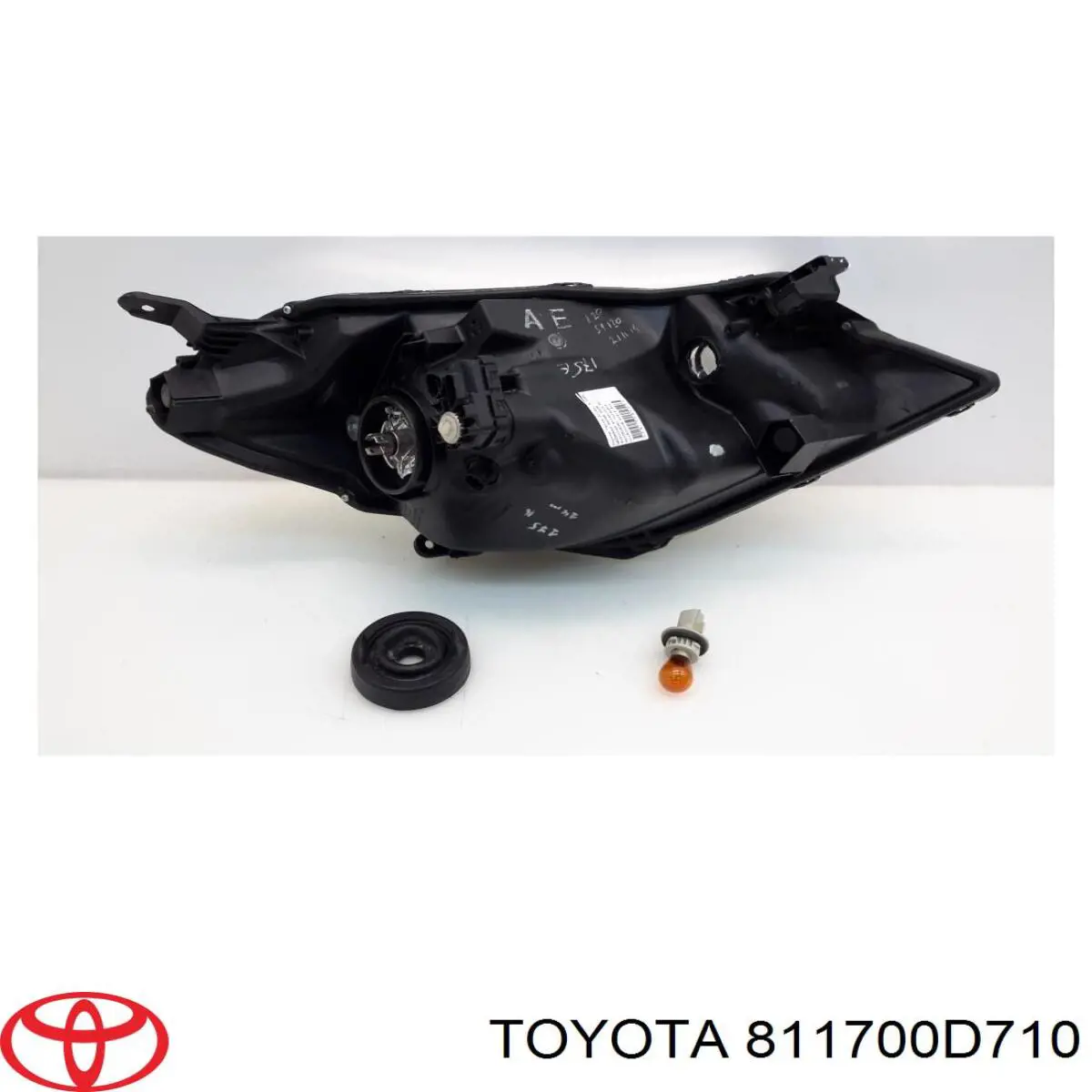 811700D710 Toyota Reflektor lewy