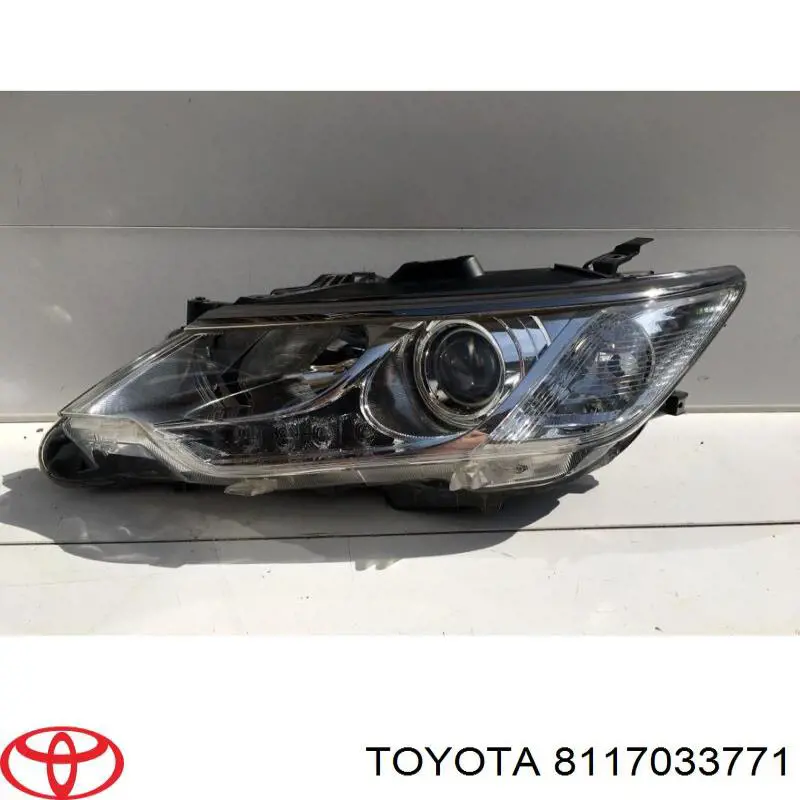 Do koszyka 8117033771 Toyota Reflektor lewy
