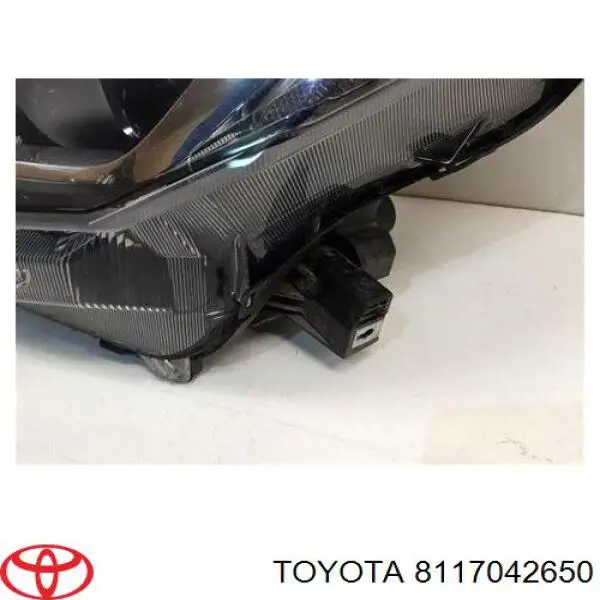 Do koszyka 8117042650 Toyota Reflektor lewy