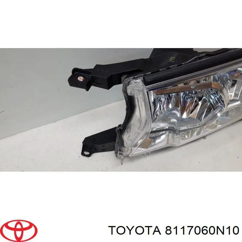 8117060N10 Toyota Reflektor lewy