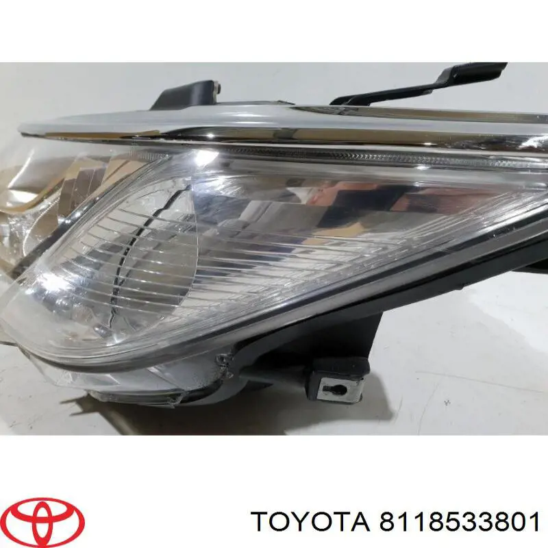 Do koszyka 8118533801 Toyota Reflektor lewy