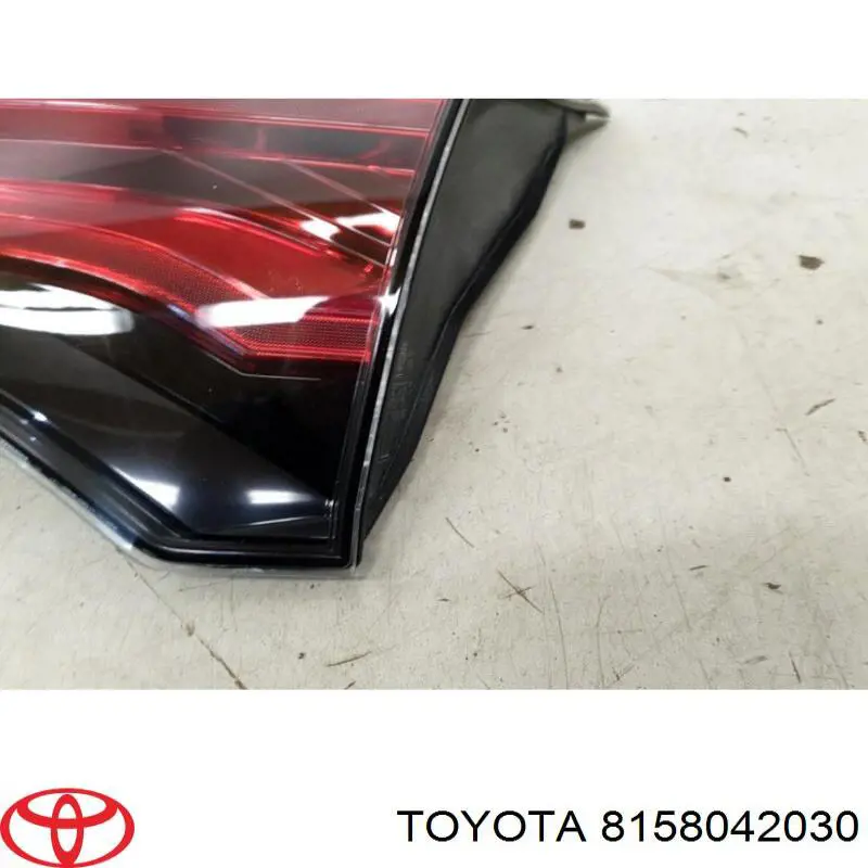 Lampa zespolona tylna prawa wewnętrzna 8158042030 Toyota