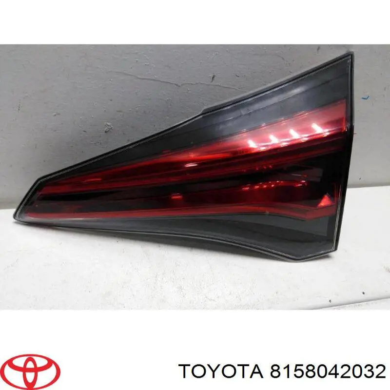 Lampa zespolona tylna prawa wewnętrzna Toyota 8158042032