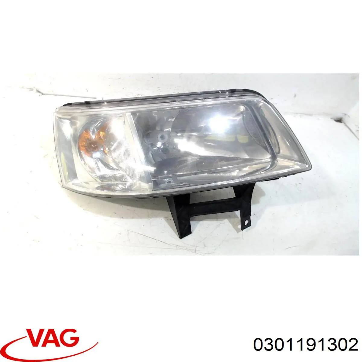 0301191302 VAG Reflektor prawy