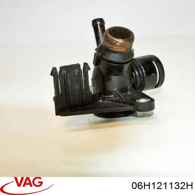 Kołnierz układu chłodzenia (trójnik) 06H121132H VAG
