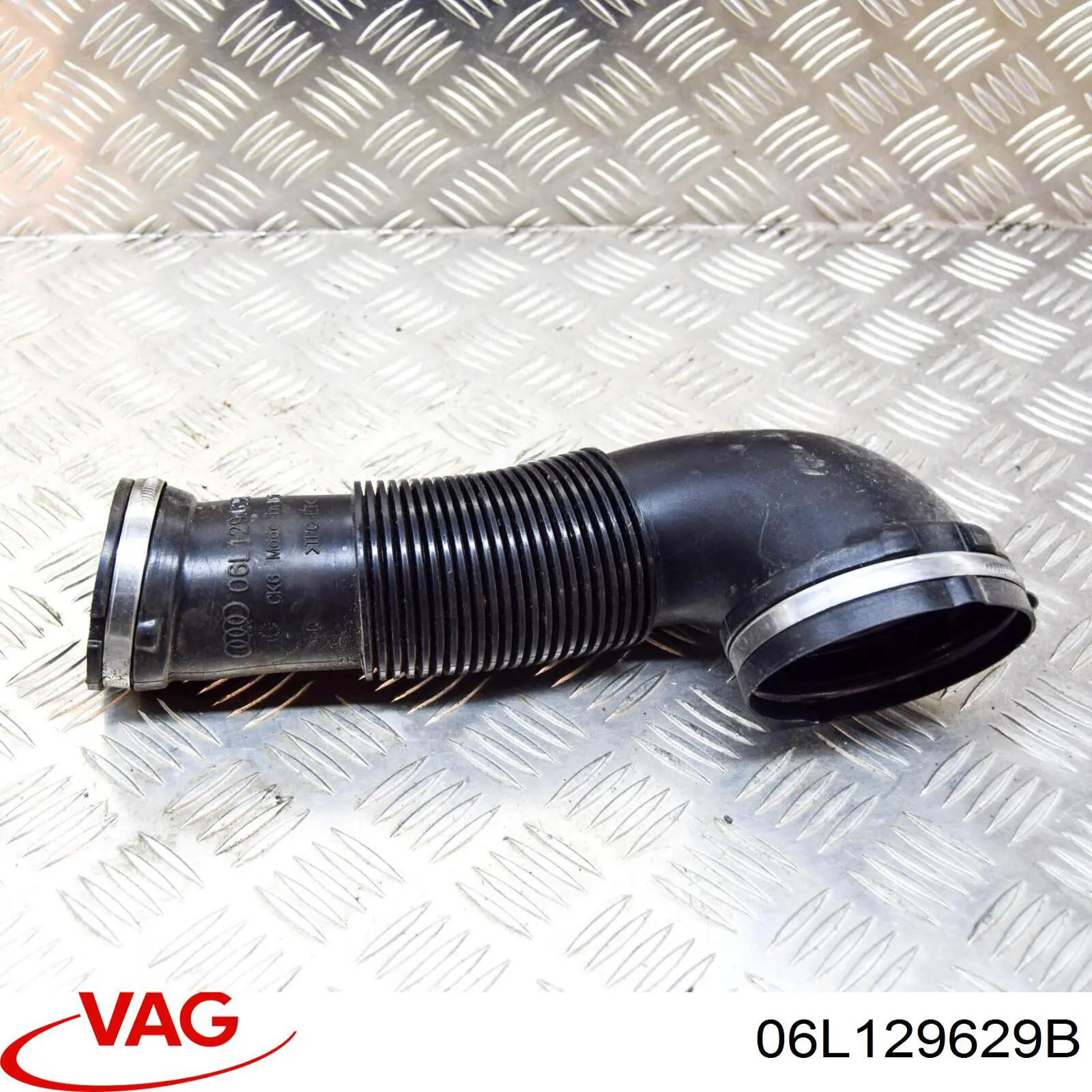Króciec powietrza, wylot filtra powietrznego VAG 06L129629B cena, od 31,37 USD